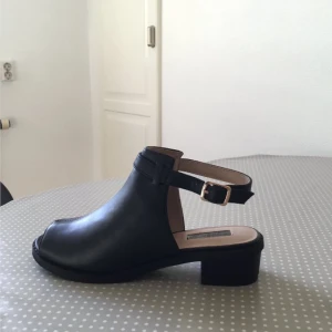  - Ett par helt nya oanvända skor från Topshop som endast blivit liggandes i sin kartong eftersom de är stora i sin storlek, står 38 men passar någon som har 39 mer. Jättefina! Prislappen sitter kvar :) 