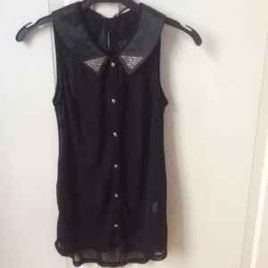  - Tunn topp med glitter detaljer, i storlek small. 