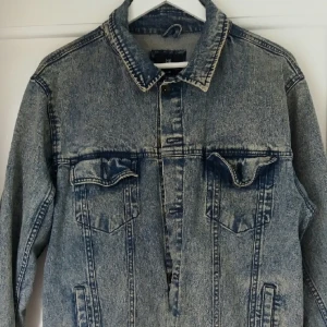 - Jeansjacka i stl L. Jag har använt den som en oversize-jacka.