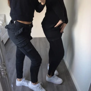  - Cargo jeans från HM i storlek 34.