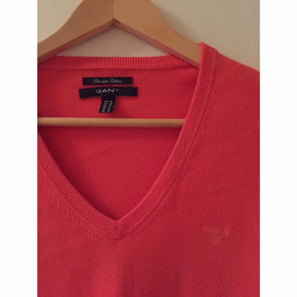 Gant v-ringad tröja i fint skick korall-orange-röd . Tröjor & Koftor.