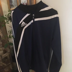  - Adidas träningsjacka. Två fickor med dragkedja. 