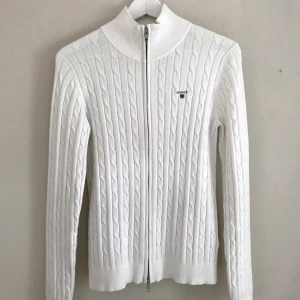  - Äkta kabelstickad Gant med blixtlås! 💕 säljer pga att storleken inte passar längre, har använt den väldigt få gånger & väldigt varsamt. Frakt ingår i priset!