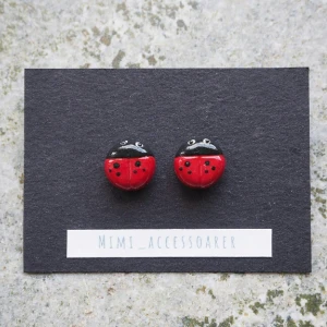  - handgjorda örhängen (lady bug) : polymer clay 