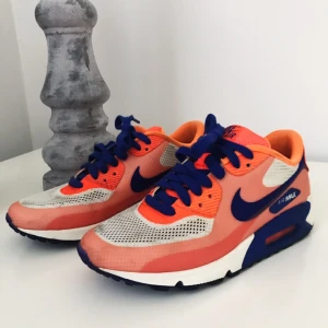  - Nike Air Max. Säljes för 100kr, frakt tillkommer. Betalning sker via swish. 
