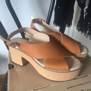  - Ljusbruna sandaler i fake-läder. Aldrig använda. Pris kan diskuteras.