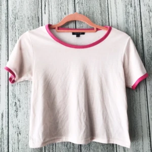  - Crop top från Topshop. Säljes för 30kr, frakt tillkommer.