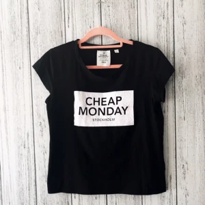  - T-shirt från Cheap Monday i kortare modell i storlek XXS men passar även XS till S, säljes för 100kr inkl frakt.