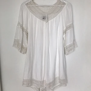  - Vit tunika/klänning. Aldrig använd. Djur och rökfritt. Stl: Medium 