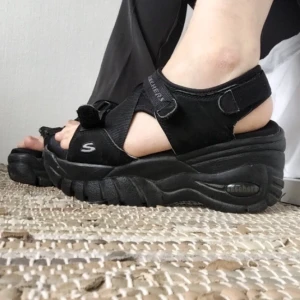  - Platåsandaler från Sketchers. De är vintage, och har några skönhetsfel. Vänstra skons sula behöver limmas fast (funkar att gå i just nu, men den har lossat) och kring vristbanden har fusklädret krackelerat lite. Annars är dom superfina.