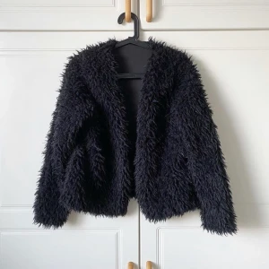 Fluffig tröja - Fluffig tröja i storlek L (jag har egentligen XS/S och använt den som oversized). Använd ett fåtal gånger! 