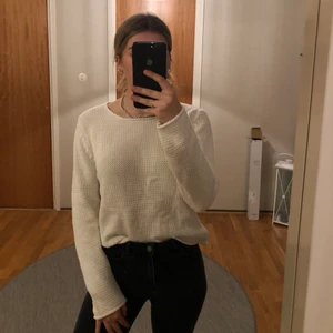 Stickad tröja - Jättefin stickad tröja med knappar på ryggen. Knappt använd och är i mycket bra skick. Frakt ingår i priset.