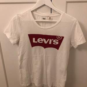 Vit Levis T-shirt i storlek S, fint skick. 