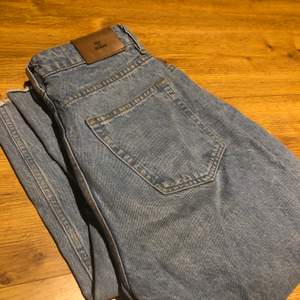 Straight leg jeans från Nelly. Köptes för 500kr i våras men har knappt fått någon användning för dem. Finns inte kvar på hemsidan längre. 150 ink frakt