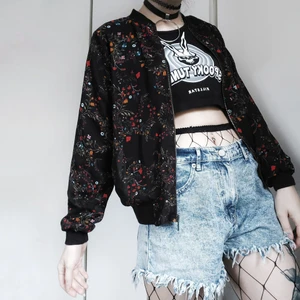 Tunn Bombarjacka med Blommönster  - Tunn blommönstrad bombarjacka/kofta 🌟 Vet inte riktigt vad jag ska kalla detta plagget, det är som en bombarjcaka men den är så pass tunn att det knappt är ett ytterplagg, det är typ som en tracksuit överdel 😋 Storlek xs, passar upp till 38 40kr