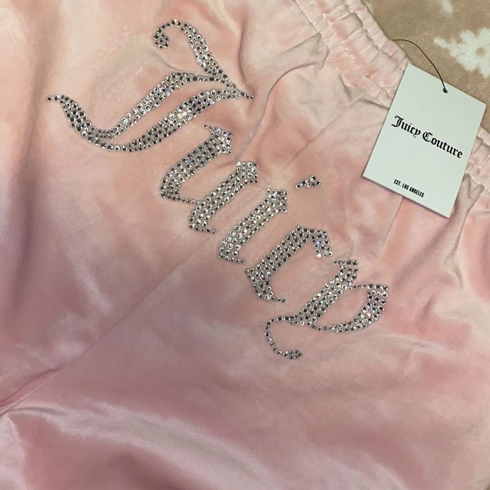 Säljer nu dessa två par Juicy Couture mjukis byxorna. Byxorna är aldrig använda & båda har prislappen kvar, anledningen till varför jag säljer de är för att jag inte haft tiden till att lämna tillbaka dom. Datumet för returen hade gått ut. Byxorna är inte i min storlek och därmed kan någon annan få en användning utav de. Båda byxorna är i storlek (L) Byxorna är i två olika modeller som ni kan se på bilderna. De ljusrosa har resårband i ändarna av byxorna samt fickor men även resårband i midjan. De mörk rosa byxorna är en mer ”vanlig” modell och är utsvängda byxor med vanlig knytning i midjan. Båda byxorna har Juicy couture märket i diamanter på bakdelen. Byxorna är köpta för 1000kr styck & säljs för 700 ( priset kan diskuteras vid snabb affär). Jeans & Byxor.