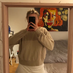 Collegetröja  - Jättefin beige collegetröja från H&M i storlek m 💖💕
