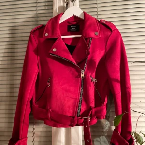 Berska jacka i röd mocka - Snygg, knappt använd jacka i mocka från berska. Väldigt skön passform. 