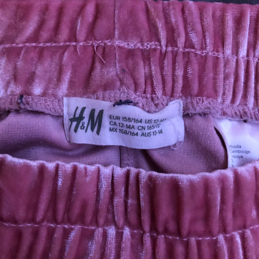 En rosa kjol från H&M i bra skick. Jag använde den mycket i början men inte använd på länge. Bud om flera är intresserade. 50kr + frakt. Betalning genom swich.. Kjolar.