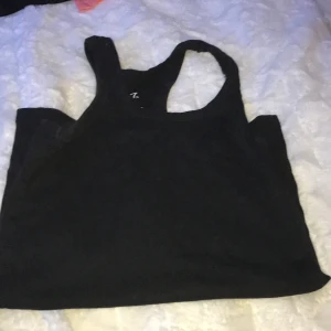 Lager 157 Basic linne  - Ett basic svart linne som är från lager 157 har använt 1 gång! 