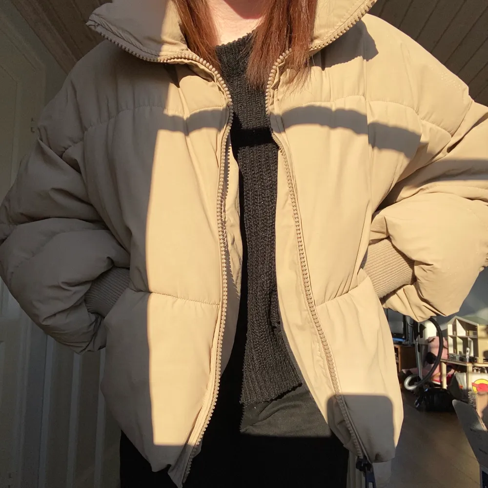 Säljer min fina Zara puffer jacket då jag känner att den inte riktigt passar min stil längre. Den är knappt använd och är inte sliten någonstans. Kunde inte hitta att den finns kvar. Storleken är XS men jag som S tycker den är lite stor. Frakten ingår i priset🥰🥰🥰 (NYPRIS CA 800kr) bud:530kr (budgivningen slutar ikväll kl. 21:00). Jackor.