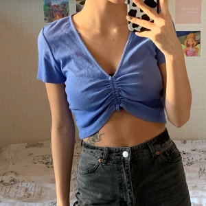 Topp från zara - Jätte fint skick. Jag har i vanliga fall storlek s och denna sitter lite lite förstort. Frakt tillkommer på 33kr 🍃