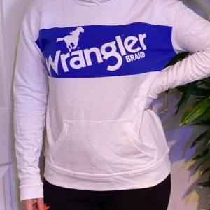 Wrangler Hoodie vit med blått tryck - Hoodie från Wrangler köpt på Carlings. Köparen står för frakten! 🥰