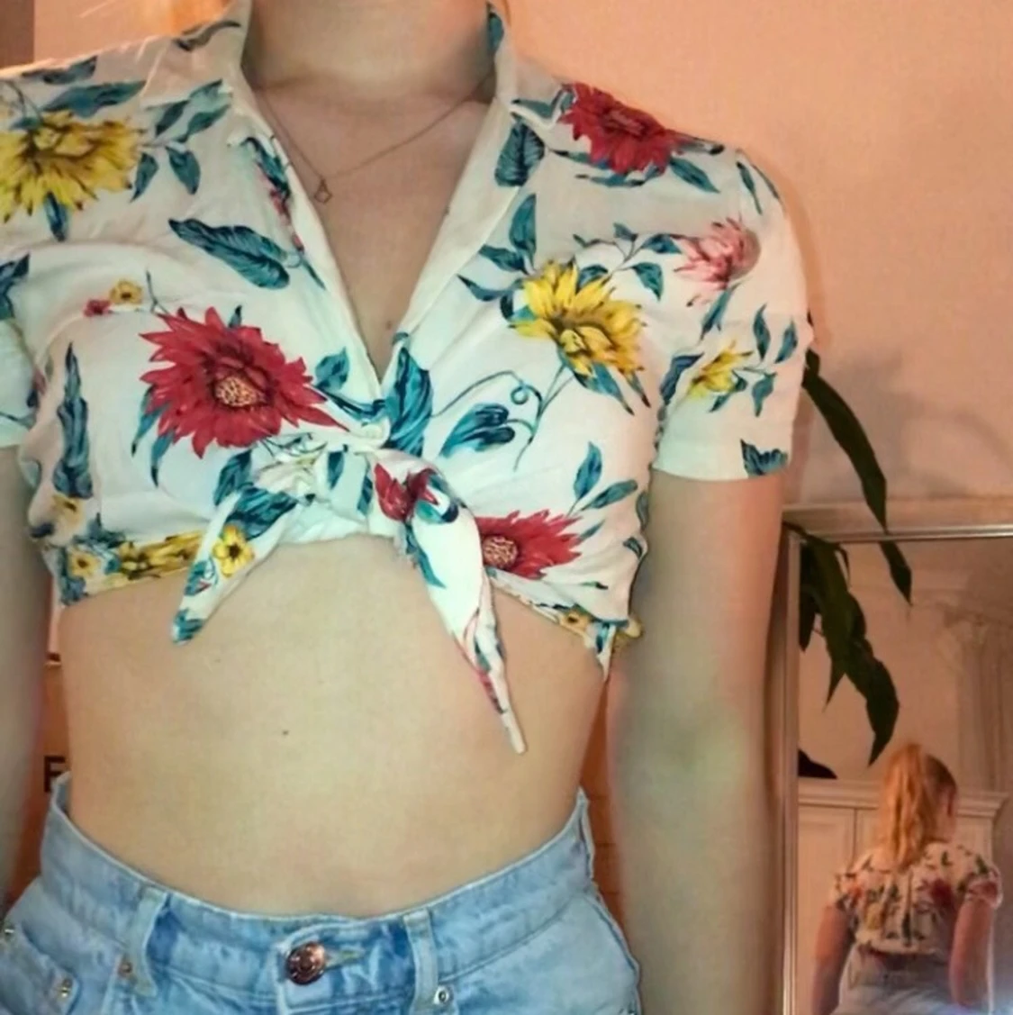 Blommig knytblus - 90