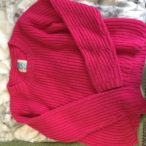 Stickad tröja rosa  - Sitter kort på