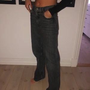 Snyggaste Jeansen - Populära slutsålda jeans från Zara! Storlek 38 men passar mig som är en 34a! Knappt använda men kommer tyvär inte till använding🦋 vid fler intresserad höjs bud med 10 kr💕