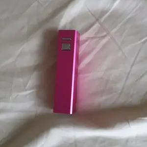 Rosa powerbank, liten o smidig att ha i väskan! Dm vid intresse 