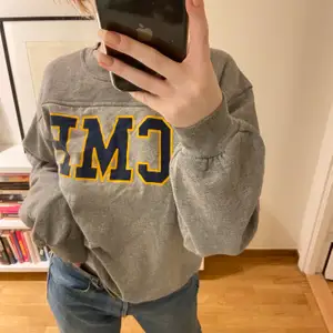 Skitsnygg sweatshirt som jag inte använder längre. Med texten RCMP. Är oversized på mig som har storlek S