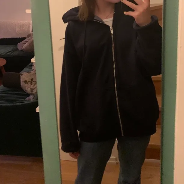 Så snygg oversize zip up hoodie från brandy Melville . Knappt använd och alltså i topp skick. Hoodien är mörkblå, men hittade Ingen bild på den blå. Skriv vid intresse eller frågor!! Budgivning avslutad. Hoodies.