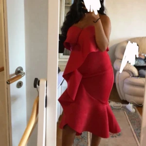 Klänning från asos - jättefin klänning från asos som är köpt för 1000kr och är endast är använd 1 gång, storlek S