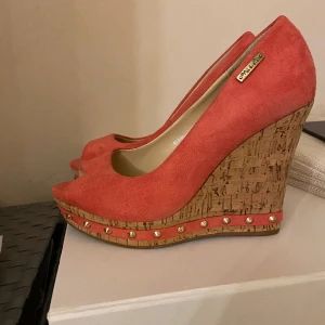 Sandaler med klack - klackar köpta i spanien som är helt oanvända i storlek 37.