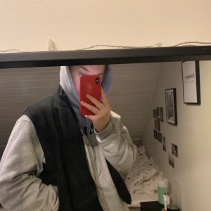 Fleeceväst - Fin fleeceväst från Weekday, använd nån enstaka gång så nyskick. Storlek medium men passar nog bättre på en s-xs då den är lite kort! Frakt tillkommer 