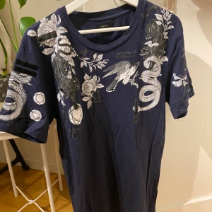 T-shirt med tryck - Blå t-shirt med tryck från Zara herr avdelningen! Sitter over sized på mig. Frakt tillkommer☺️