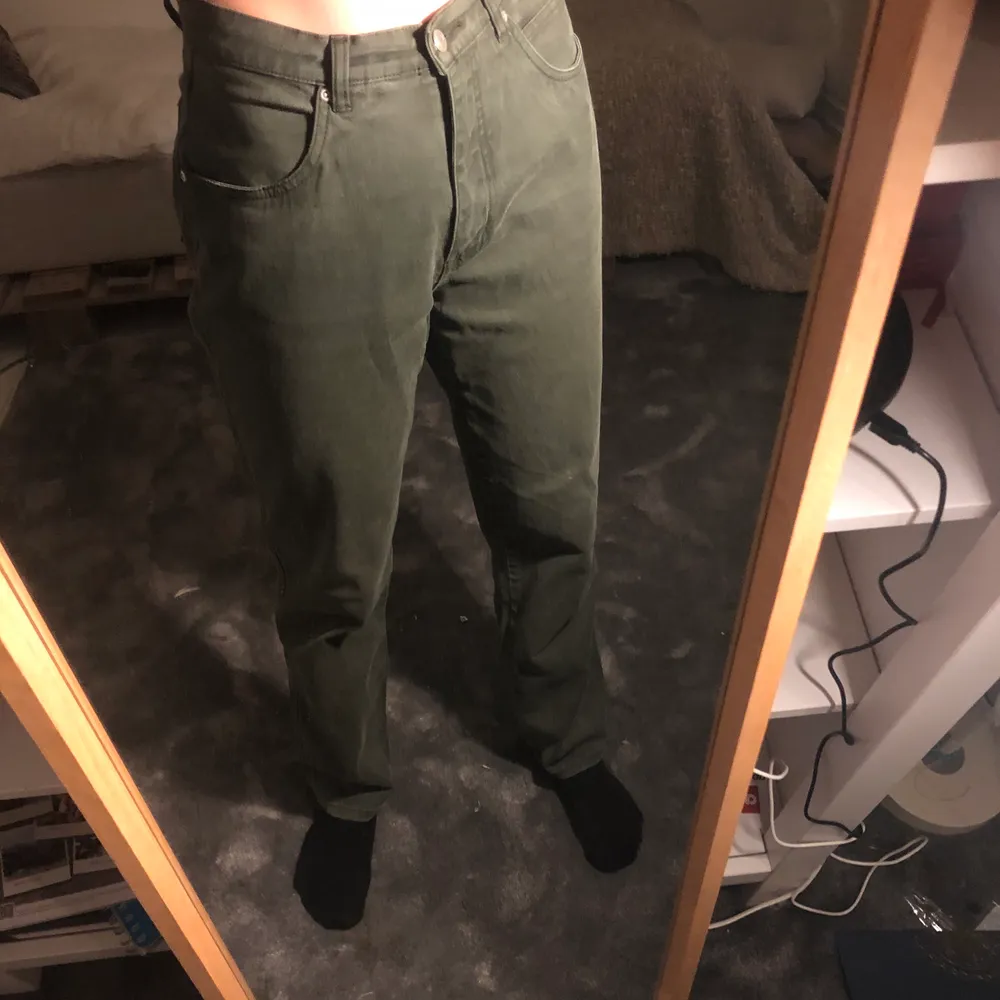 Coola gröna raka jeans med högmidja. Unika köpt på weekdays vintageavdeling. Aldrig använda då de är lite stora.. Jeans & Byxor.