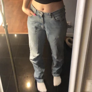 Wrangler Jeans!! - Bud ligger på 180!! Säljer dessa assnygga wrangler jeans!! dessa går inte att köpa i affär längre😆 bra kvalitet men har inte används av mej på länge så därför säljer jag! Sånna jeans brukar kosta typ 700 så jag tycker de bra pris