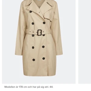 Trenchcoat  - Säljer en helt oanvänd trenchcoat från Cubus. Säljer den billigt för att metallbiten till bältet saknas. Storlek: 34 Skicka meddelande för fler bilder/frågor ☺️ Spårbar frakt: 63 kr 