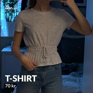 T-shirt  - Gullig T-shirt från zara. Storlek s. Pris 70kr + frakt (42kr)✨💕