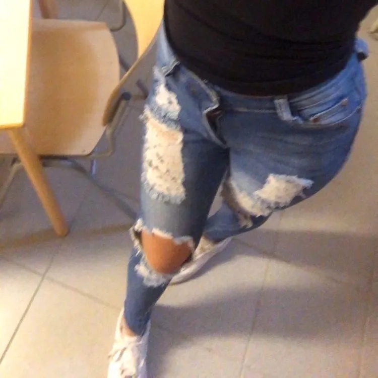 Fashionnova ripped jeans i storlek S  Model : ”Say yes to disdress”  frakt tillkommer . Jeans & Byxor.
