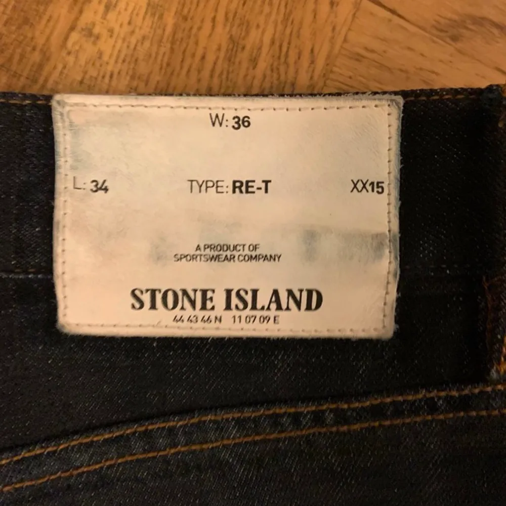 Säljer nu ett par Stone island jeans i bra skick! Be för mer bilder om du är sugen! Kan tänka mig för o gå ner lite i pris för en snabb och smidig deal!. Jeans & Byxor.