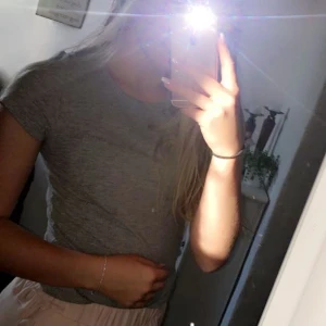 T-shirt från Hollister - Snygg t-shirt från Hollister, är i strl M men den sitter väldigt tight, skulle säga att den är en s eller xs. Väldigt fin men säljer för att jag inte har användning för den mer. Köparen står för frakten 