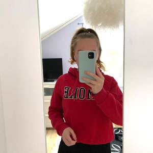 En röd hoodie från Gina Tricot med trycket ”amore” ❤️
