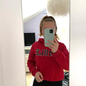 Röd hoodie - En röd hoodie från Gina Tricot med trycket ”amore” ❤️