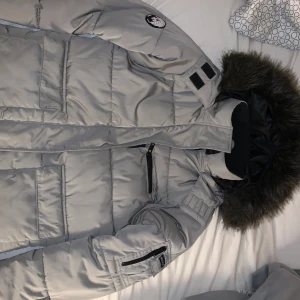 Jacka - Jacka från zalando, 300 kr nypris 679 kr köparen står för frakten. jacken är kort i passformen