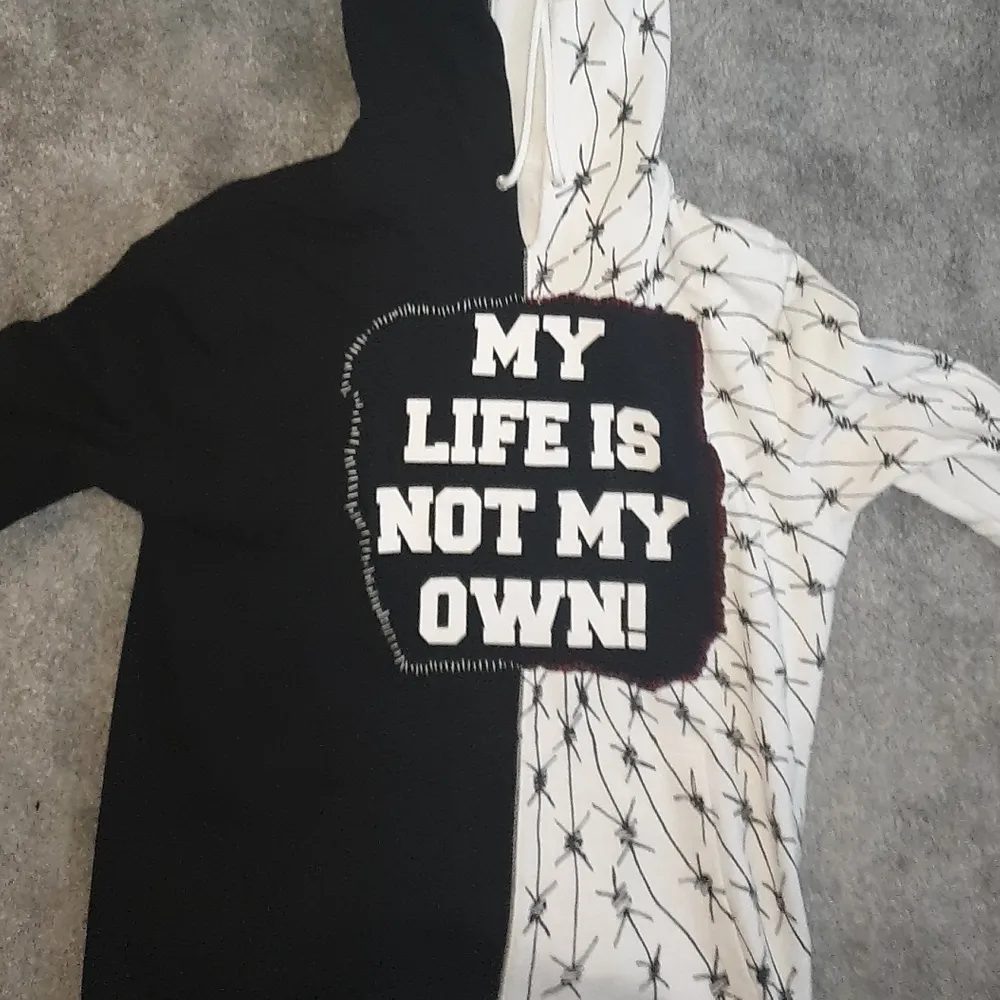 En as cool split custommade hoodie, från Instagram sidan @yordansucks. Kostade 100$ när jag köpte den. Finns bara 1 sån här! Köpare står för frakt. Hoodies.