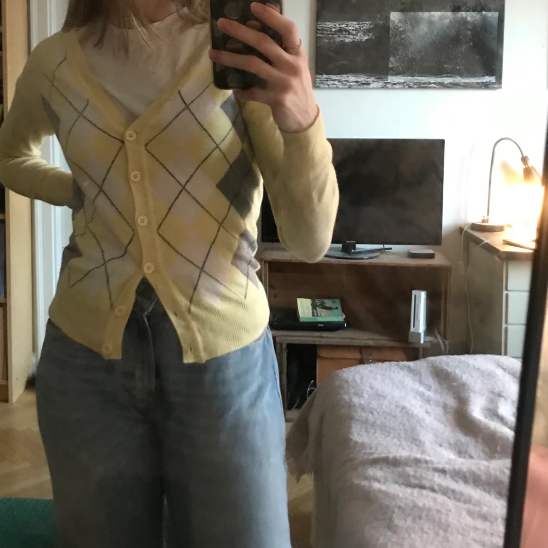 Ljusgul cardigan med argyle-mönster