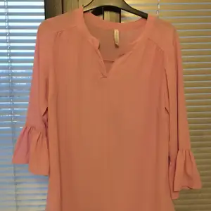 Säljer denna rosa blus, använt bara en gång. Har fina detaljer vid armarna och är väldigt rosa ( syns inte så bra). Den är i storlek M och ganska tunn. Skriv gärna vid frågor 🌟